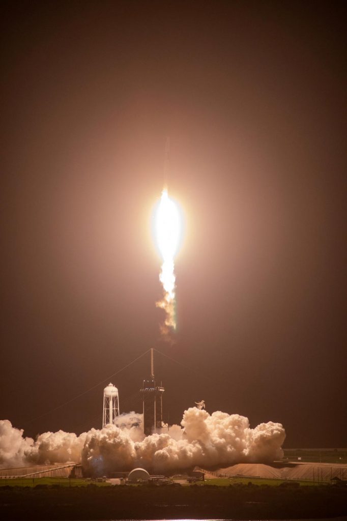 Lancement du dragon sans équipage SpaceX Falcon 9 Rocket