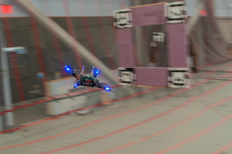 Cours de course de mouches de drones quadrirotor