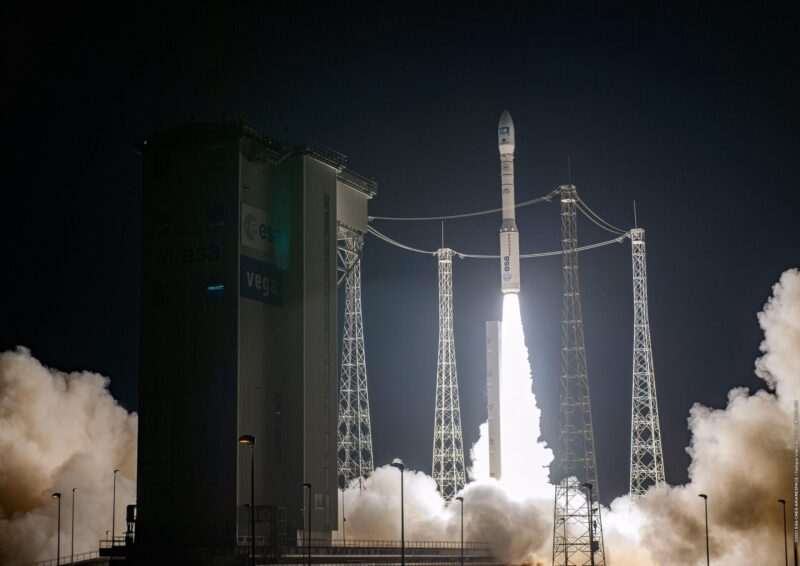 Regardez le lancement de Vega en direct – Charge utile : Pléiades Neo-4, Bro-4, SunStorm, RadCube, LEDSat