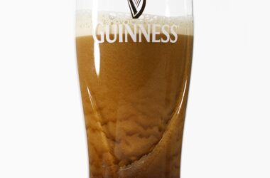 La physique derrière la cascade de bulles qui se forme dans un verre de bière Guinness