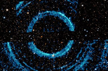 Ensemble spectaculaire d'anneaux concentriques massifs autour d'un trou noir