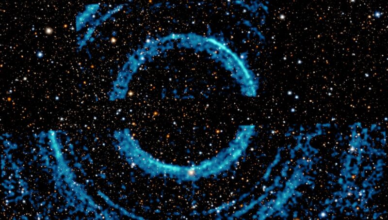 Ensemble spectaculaire d'anneaux concentriques massifs autour d'un trou noir