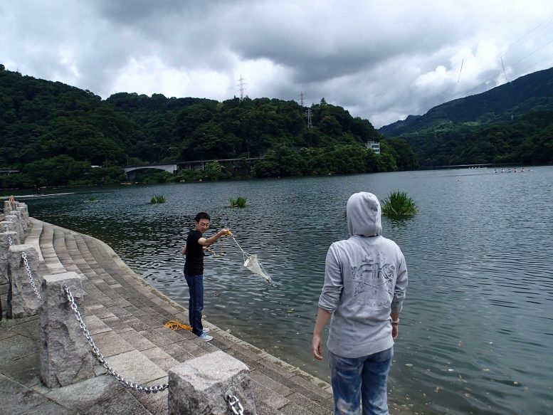 Des étudiants en recherche recueillent des échantillons d'algues Lac Sagami