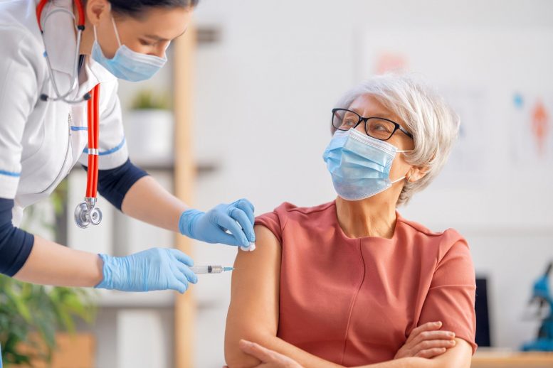 Injection de vaccination de femme aînée