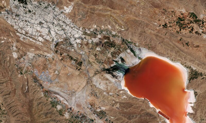 Explorer la Terre depuis l'espace : le lac Maharloo, en Iran [Video]