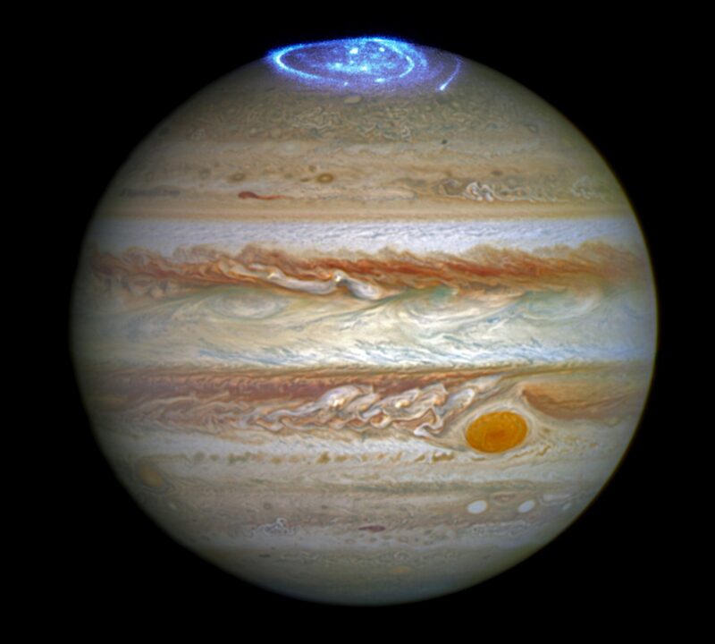 La reconnexion magnétique à basse altitude pourrait-elle alimenter les aurores polaires de Jupiter ?