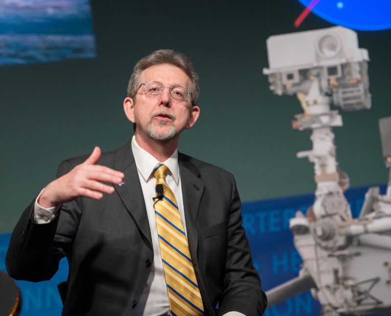 Le scientifique en chef de la NASA prend sa retraite