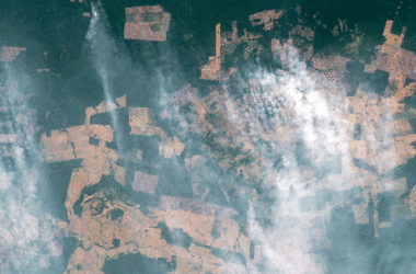 Ciel enfumé dans l'ouest de l'Amazonie - Activité d'incendie principalement due aux incendies de déforestation