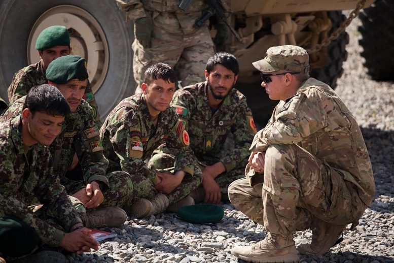 Un soldat américain parle aux soldats de l'armée nationale afghane