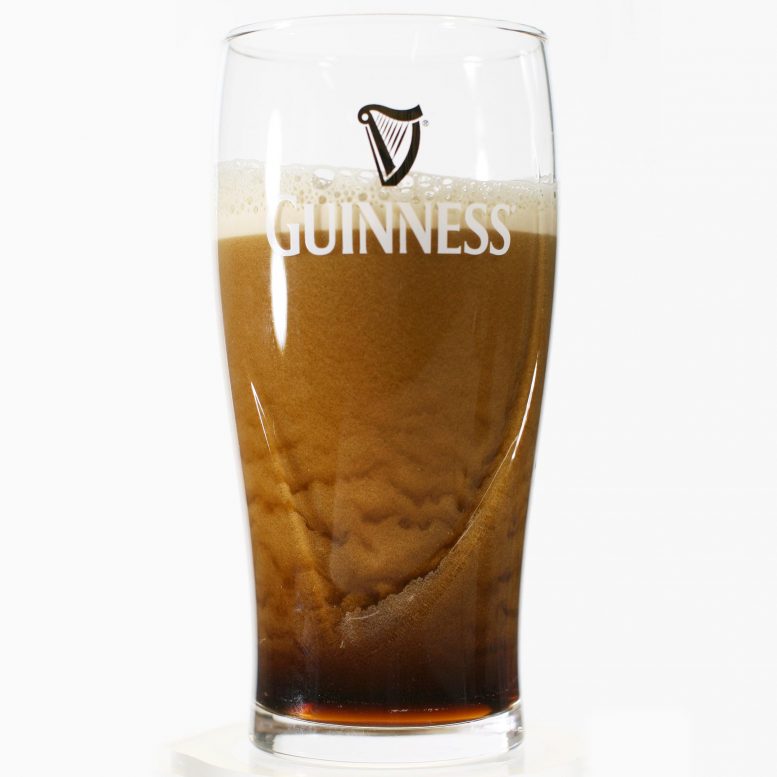 Texture de bulle de bière Guinness en verre de pinte