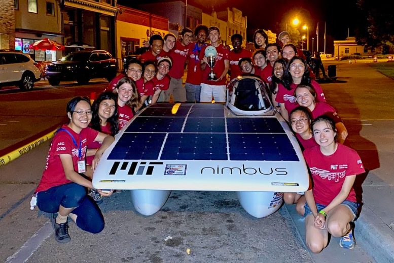 L'équipe de véhicules électriques solaires du MIT pose avec Nimbus