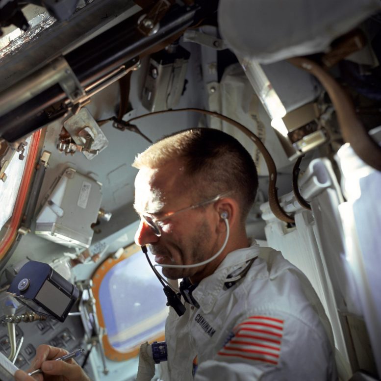 L'astronaute de la NASA Walter Cunningham écrit avec Fisher Space Pen