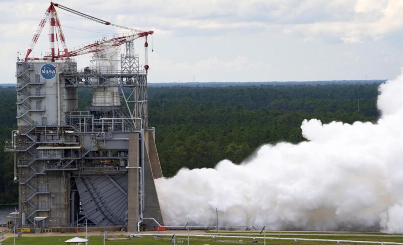 La NASA se prépare pour les futures missions Artemis Moon avec une série de tests de moteurs-fusées SLS