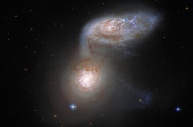 Hubble capture une danse dangereuse à plus de 100 millions d'années-lumière de la Terre
