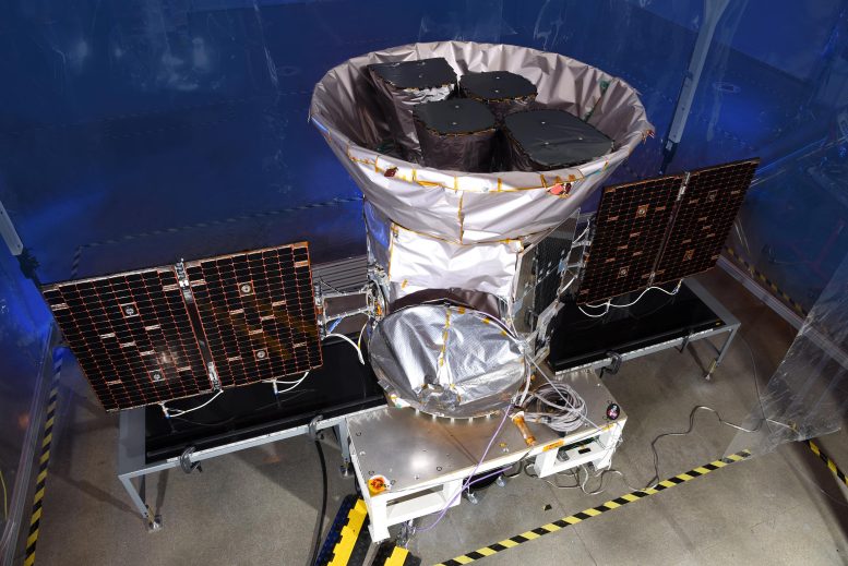 Satellite d'étude des exoplanètes en transit entièrement intégré