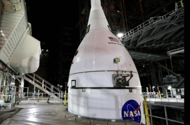 Un pas de plus : le vaisseau spatial Orion empilé sur une fusée SLS supérieure pour la mission Artemis I de la NASA