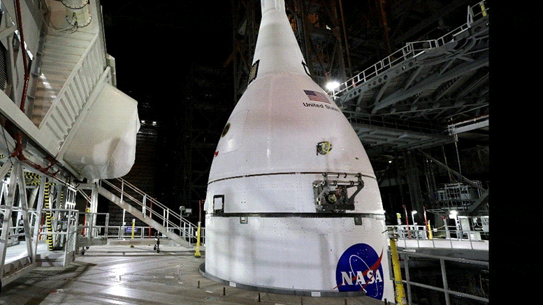 Un pas de plus : le vaisseau spatial Orion empilé sur une fusée SLS supérieure pour la mission Artemis I de la NASA