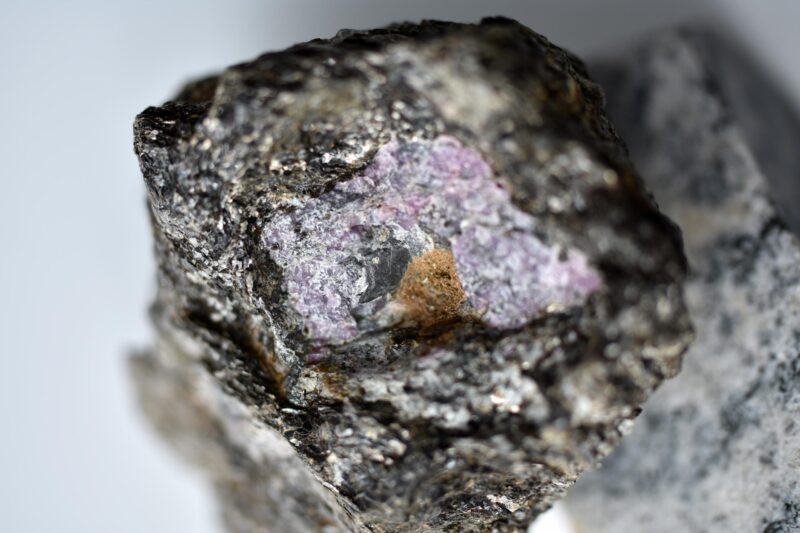 D'anciennes traces de vie découvertes dans un rubis vieux de 2,5 milliards d'années