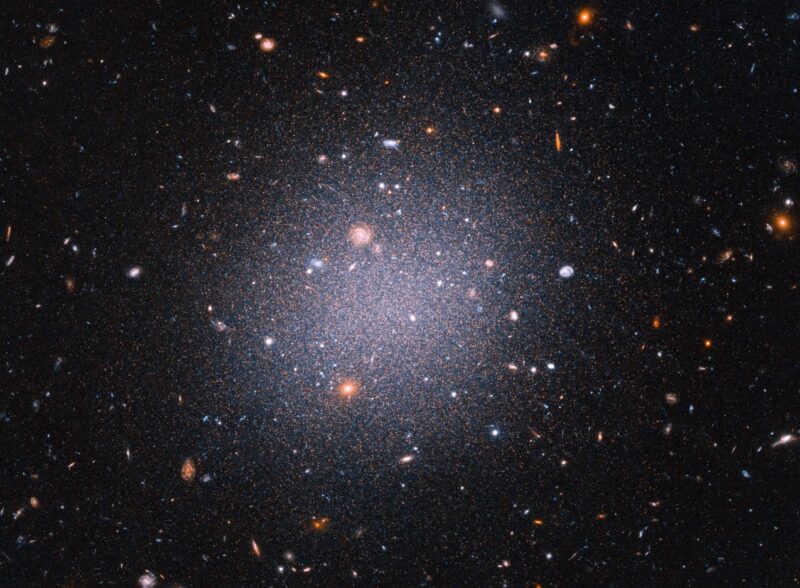 Boule de coton cosmique géante : une galaxie déficiente en matière noire