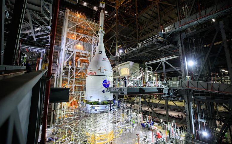 Le vaisseau spatial Orion sécurisé au sommet de la fusée SLS