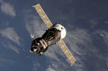 Le cosmonaute et les cinéastes russes reviennent sur Terre depuis la station spatiale