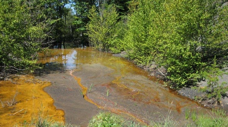 Le drainage minier acide pollue le ruisseau de Pennsylvanie