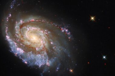 Hubble capture de brillants feux d'artifice cosmiques