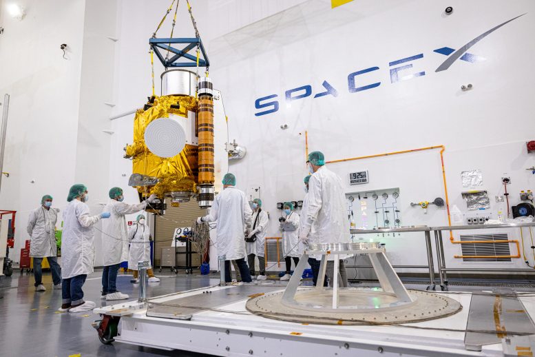 Installation de traitement de la charge utile DART SpaceX