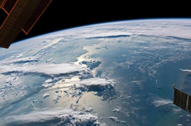 Cloudscapes Over Sumatra: Une magnifique photo d'astronaute capture des tonnerres et des nuages ​​​​d'enclume