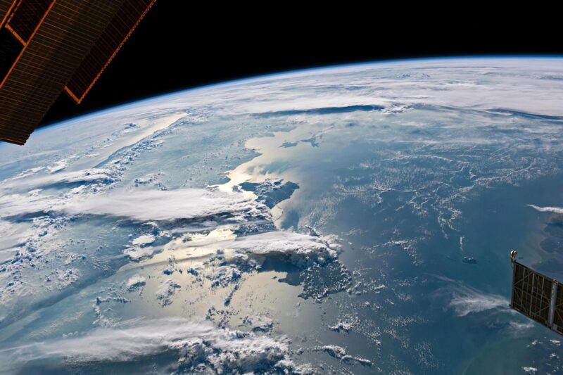 Cloudscapes Over Sumatra: Une magnifique photo d'astronaute capture des tonnerres et des nuages ​​​​d'enclume