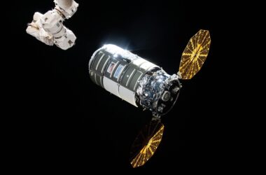 L'équipage de la station spatiale emballe un cargo pour le départ et se prépare pour la sortie dans l'espace
