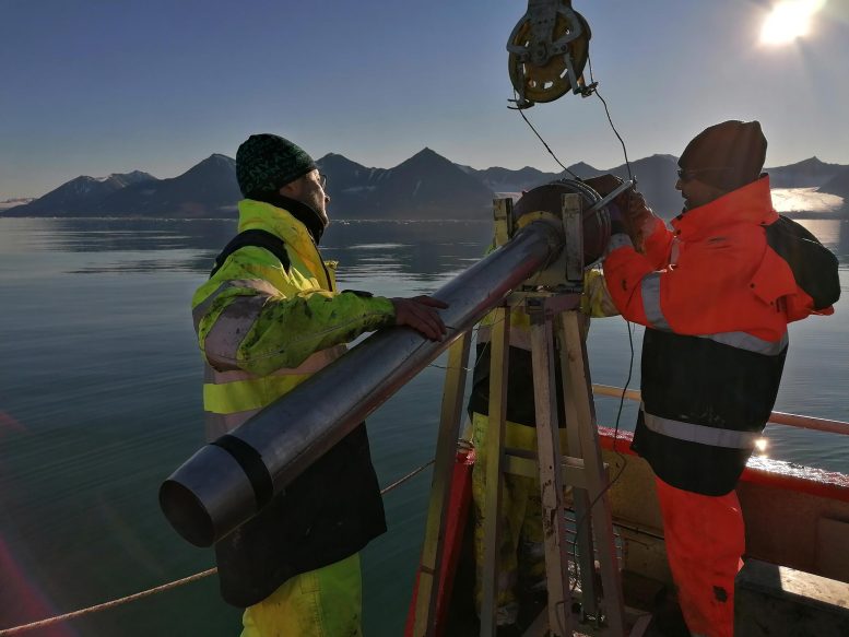 Prélèvement d'échantillons de sédiments océaniques près du Svalbard
