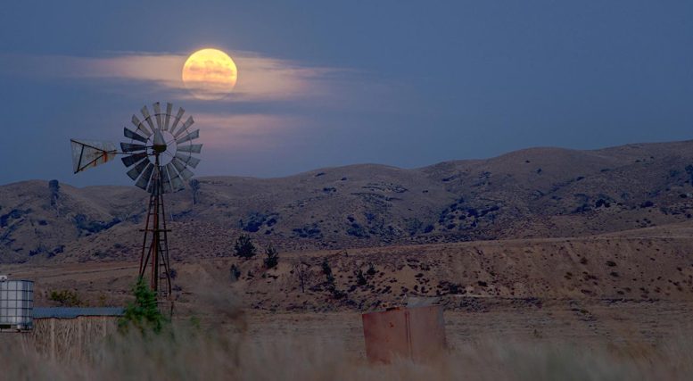 La pleine lune se lève dans la vallée des antilopes de Californie