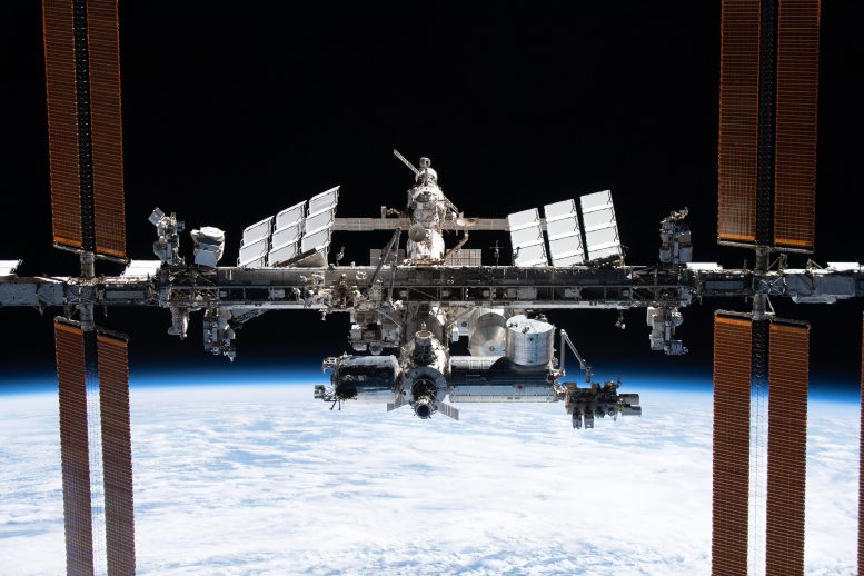 La station spatiale photographiée depuis le Dragon de l'équipage de SpaceX en novembre 2021