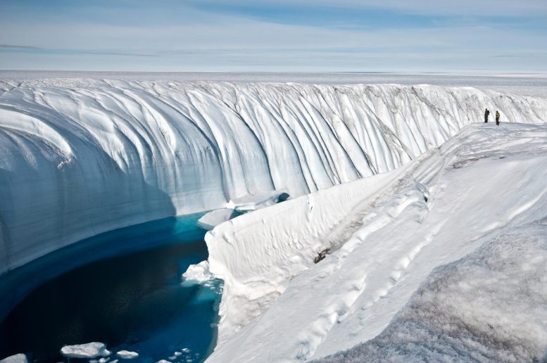 L'eau de fonte de surface s'écoulant au Groenland