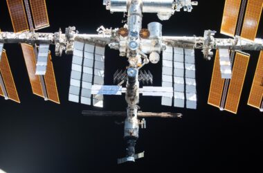 Les astronautes se préparent pour la sortie dans l'espace de jeudi pendant l'entretien et la recherche de la station spatiale