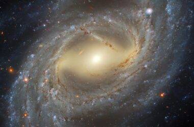 Fusion à quatre filtres : Hubble capture un magnifique tourbillon stellaire