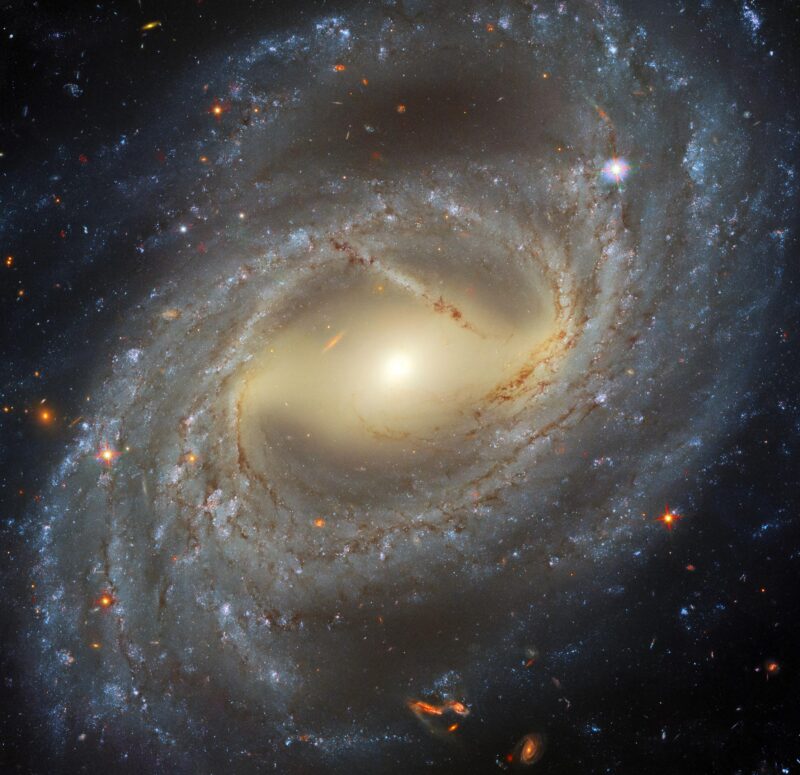 Fusion à quatre filtres : Hubble capture un magnifique tourbillon stellaire