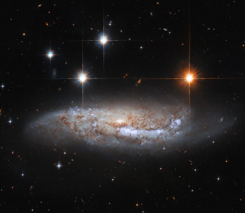 Hubble regarde de côté une galaxie où une supernova a été découverte par des astronomes amateurs
