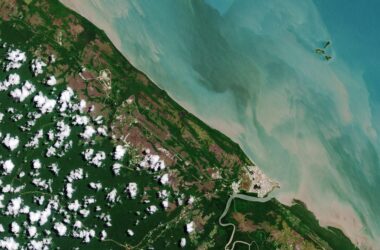 Exploration de la Terre depuis l'espace : Kourou, siège du port spatial européen en Guyane française [Video]