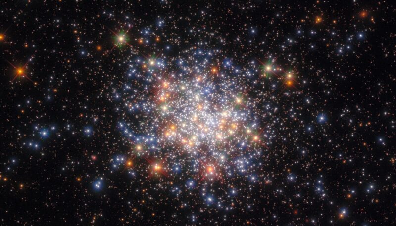 Le télescope spatial Hubble capture un magnifique saupoudrage d'étoiles