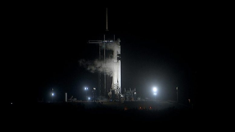 SpaceX Falcon 9 Cargo Dragon avant le décollage