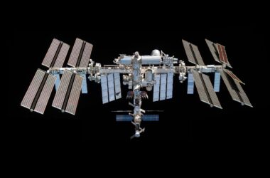 Les résidents de la Station spatiale internationale terminent 2021 avec des combinaisons spatiales et des travaux sur les dragons