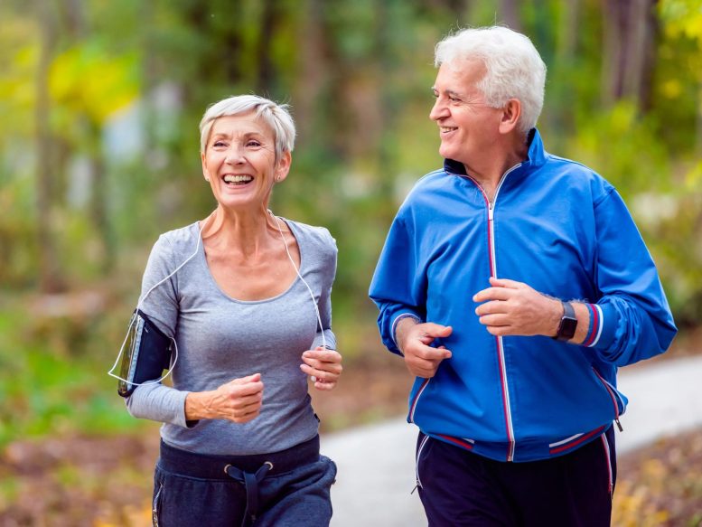 Exercice Couple de seniors en jogging