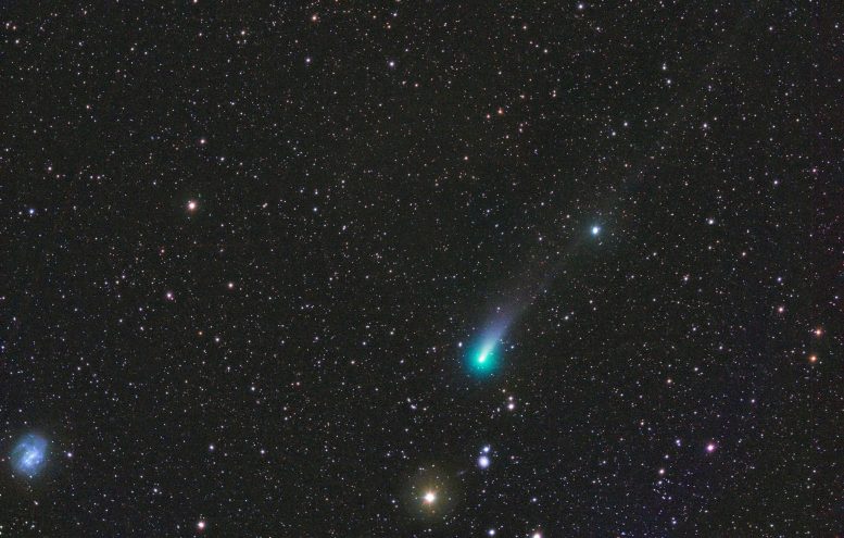 La comète A1 Leonard près de la galaxie NGC 4395
