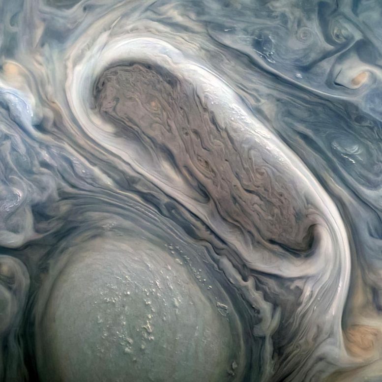 Deux des grandes tempêtes rotatives de Jupiter