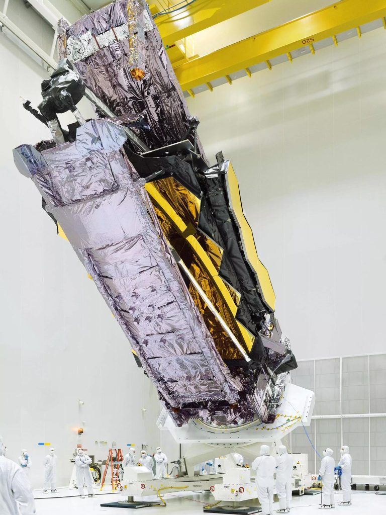 Origami du télescope spatial James Webb dans l'espace
