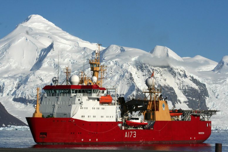 Le protecteur des navires de la marine dans les eaux antarctiques