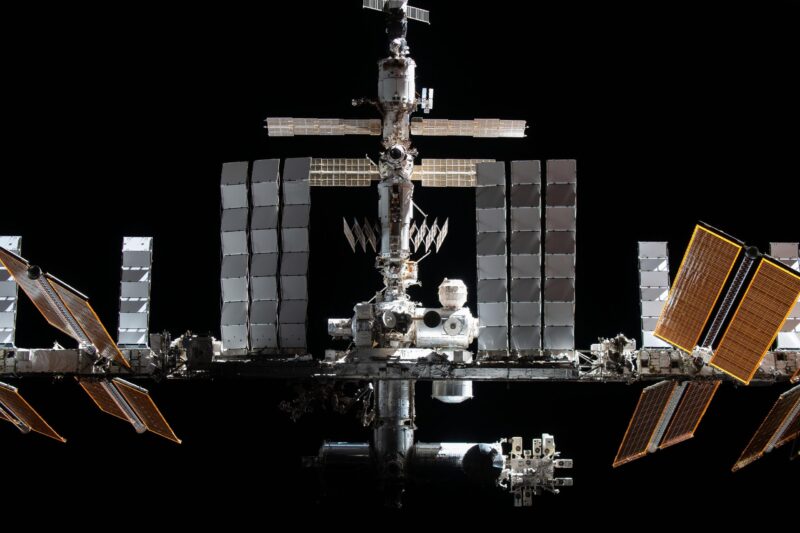 Dragon de SpaceX, préparation de la sortie dans l'espace au milieu de la recherche en botanique et en biologie sur la station spatiale