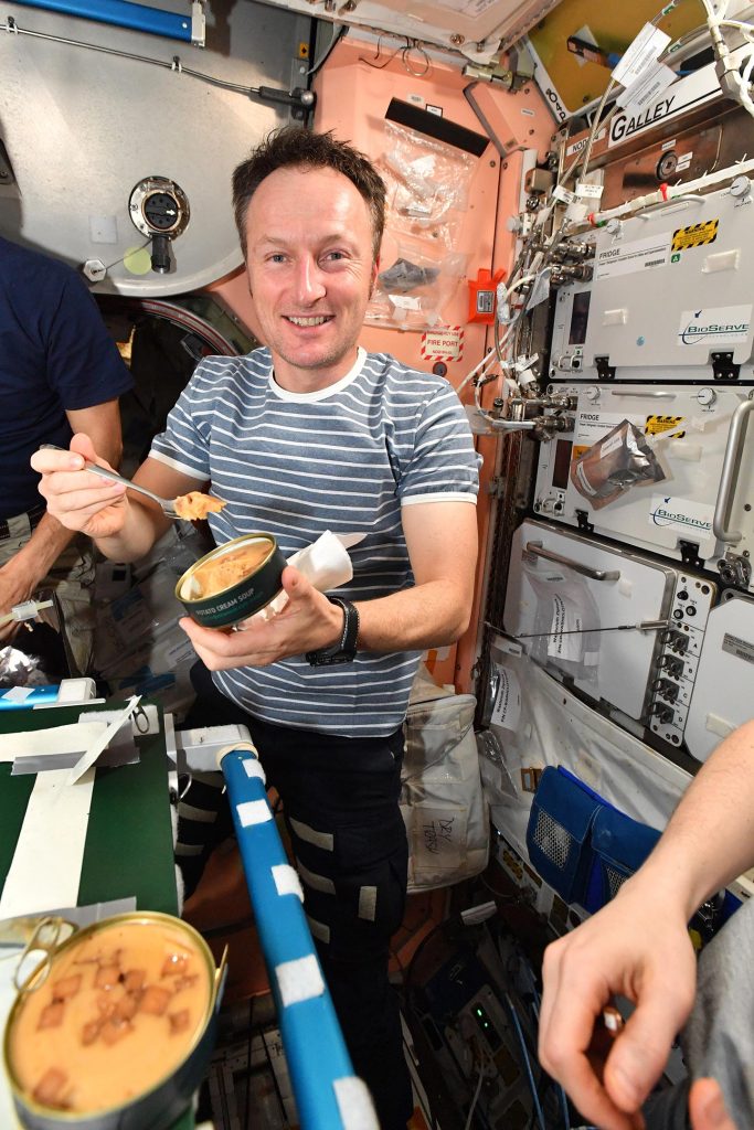 L'astronaute de l'ESA Matthias Maurer mange une soupe de pommes de terre sarroise
